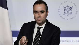 O primeiro-ministro francês, Sébastien Lecornu, fala com jornalistas durante uma conferência de imprensa após a reunião do Conselho de Ministros em Paris, em 19 de janeiro de 2026.