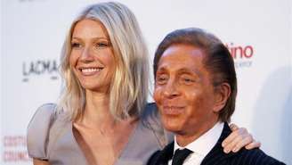 Gwyneth Paltrow e Valentino Garavani posam para fotos na estreia do documentário 'Valentino: O Último Imperador'