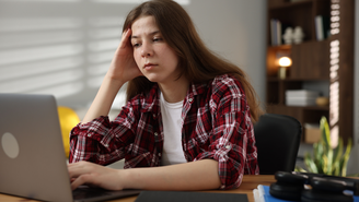 Especialistas alertam para riscos ao lidar com situações de conflito; conheça os sinais a interação entre jovens e IA deixou de ser saudável