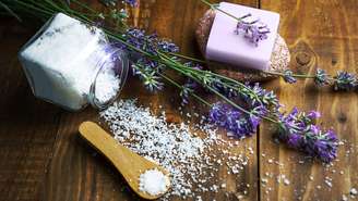 Veja como fazer um banho para atrair prosperidade.