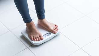 Canetas emagrecedoras e soluções imediatas prometem resultados rápidos, mas exigem um custo físico e emocional; entenda os riscos