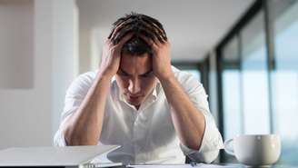 Existe uma idade mais feliz da vida? Entenda o que a ciência diz sobre a curva da felicidade e os desafios para uma boa saúde mental