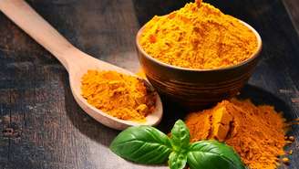 Especiarias como cúrcuma e gengibre concentram compostos bioativos estudados por seu efeito modulador da inflamação – depositphotos.com / monticello