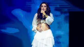 Lauana Prado anuncia gravidez em show após término com Tati Dias