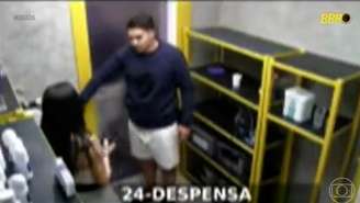 Pedro segurou Jordana pelo pescoço e tentou beijá-la à força dentro da despensa do reality show