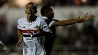 Jogador do São Paulo comemora gol contra o Botafogo