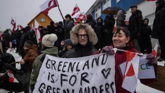 "Groenlândia é para os groenlandenses", diz faixa de manifestante contra as ambições americanas no território autônomo, em Nuuk, em 17 de janeiro de 2026.