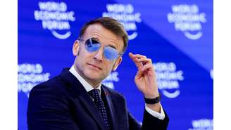 Emmanuel Macron, presidente da França, participou do Fórum Econômico Mundial em Davos, na Suíça, com óculos escuros
