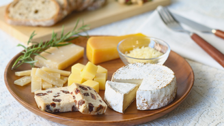 De acordo com nutricionistas, o queijo não é um “vilão”, mas é necessário avaliar a quantidade e os tipos mais benéficos para o organismo