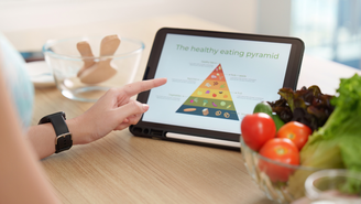 Com a inversão da pirâmide alimentar, a carne vermelha e os laticínios ganharam destaque, gerando discussões sobre os limites nutricionais