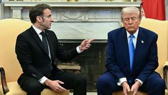O presidente francês, Emmanuel Macron, ao lado do presidente americano, Donald Trump, em foto de 24 de fevereiro de 2025, na Casa Branca, Washington, Estados Unidos.