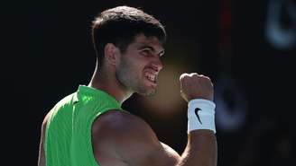 Alcaraz comemora ponto no Australian Open