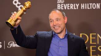 Stephen Graham e estatueta do Globo de Ouro