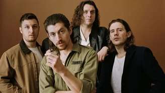 Arctic Monkeys lança música inédita com apoio a ONG