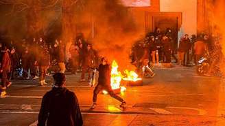 Manifestantes bloqueiam uma rua de Teerã, na noite de 9 de janeiro, uma das mais mortais para os manifestantes na capital iraniana até o momento