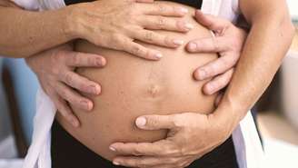 Inchaço, cansaço e varizes são frequentes na gravidez; médicos explicam as causas e dão dicas práticas para aliviar os sintomas nas pernas