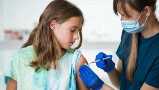 Pais são orientados a revisarem cadernetas de vacinação dos filhos