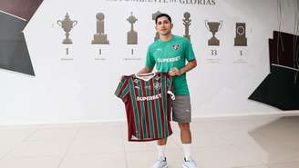 Savarino segurando camisa do Fluminense