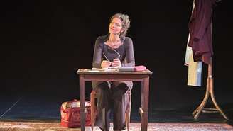 A atriz Maria Fernanda Cândido durante ensaio de "Ballade au dessous de l'abyme" no Théâtre du Soleil, em Paris.