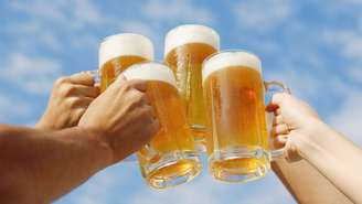 No Carnaval, o consumo excessivo de álcool pode causar desidratação e até lesão renal aguda; entenda como ele afeta os rins