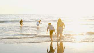 Estudos revelam que passar tempo na praia faz bem ao cérebro, reduz o estresse, melhora o sono e até a percepção da dor; entenda