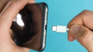 O ponto central é que o celular, quando está sendo carregado, deixa de ser apenas um dispositivo eletrônico de baixa tensão e passa a estar diretamente ligado à rede elétrica da residência – depositphotos.com / rss.vladimir@gmail.com