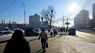 Os dias de sol não disfarçam a situação humanitária em Kiev, onde os termômetros chegaram aos -20°C. Imagem de uma bairro popular da capital ucraniano em janeiro de 2026.