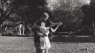 Meghan Markle e príncipe Harry em momento romântico