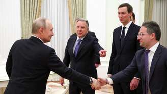 Nessa foto divulgada pela agência estatal russa Sputnik, o presidente russo, Vladimir Putin recebe, da esquerda para a direita, o enviado especial americano Steve Witkoff, o genro do presidente americano Donald Trump, Jared Kushner, e o comissário do Serviço Federal de Aquisições, Josh Gruenbaum, durante uma reunião no Kremlin, em Moscou, em 22 de janeiro de 2026.
