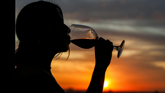 Segundo ginecologistas, devido às alterações hormonais da menopausa, o consumo de álcool intensifica sintomas e eleva o risco de doenças