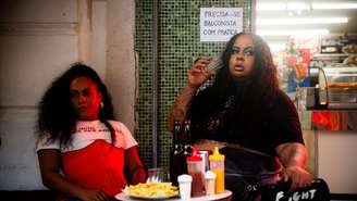 Raquel e Jup do Bairro em visualizer de "História mal Contada"