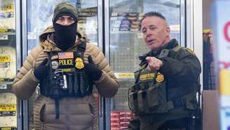 O comandante da patrulha de fronteira dos Estados Unidos, Gregory Bovino (à direita), durante uma operação do ICE em Minneapolis, Minnesota, em 21 de janeiro de 2026.