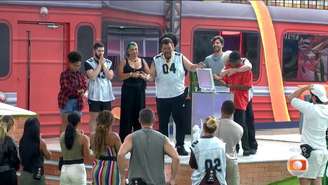 Babu distribui pulseiras para o VIP