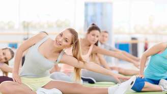 Quando alonga-se um músculo, as fibras sofrem uma tensão leve e controlada. Com o tempo e a repetição, o corpo se adapta, permitindo maior extensão sem desconforto – depositphotos.com / Deklofenak