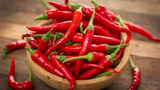 Entenda por que a pimenta é um dos temperos mais usados do mundo, conheça sua história, tipos e os principais benefícios 