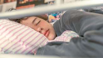 Compensar noites mal dormidas no fim de semana pode ajudar a diminuir sintomas de depressão em adolescentes; entenda