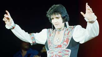 O cantor Elvis Presley em 1975