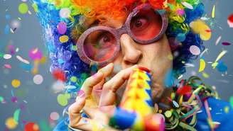 Hidratação, alimentação leve, protetor solar e descanso ajudam a manter o ritmo da folia sem comprometer a saúde – depositphotos.com / rclassenlayouts