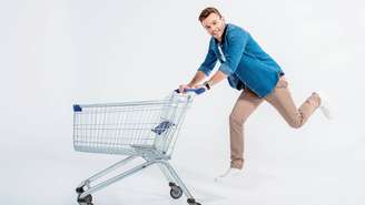 Empurrar o carrinho de compras mais depressa no supermercado ou subir escadas em vez de pegar elevador são exemplo dessas atividades – depositphotos.com / TarasMalyarevich