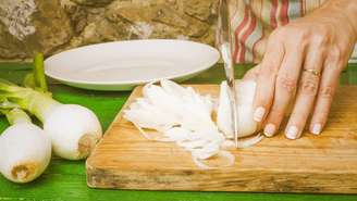 Ao cortar uma cebola, as células do bulbo são rompidas e liberam enzimas que reagem com compostos de enxofre naturalmente presentes no legume – depositphotos.com / Risia