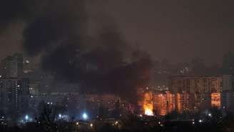 Em Kiev, chamas e fumaça tomam o céu após ataques de drones e mísseis da Rússia, em 24 de janeiro de 2026.