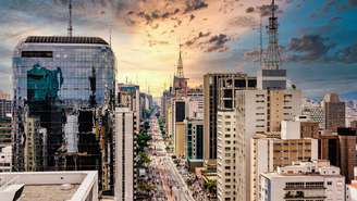 Um olhar poético sobre São Paulo a partir das rampas da estação Santa Cecília, refletindo sobre trabalho, diversidade, pausa e criatividade