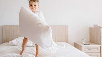 Criança brinca com travesseiro – depositphotos.com / IuliiaVerstaBO