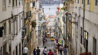 Entre o aumento do retorno ao Brasil, a sobrecarga dos serviços consulares e a criação de políticas de enfrentamento à discriminação, Lisboa se consolida como um dos principais centros da experiência migratória brasileira no mundo.