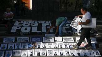 Famílias de presos políticos já exigiam a libertação dos seus familiares, na Praça Bolívar, em Caracas, em um protesto no dia 14 de dezembro de 2025.