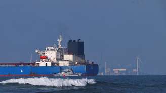 Um navio da marinha francesa rodeia o petroleiro «Grinch», interceptado pela França no mar de Alborão, suspeito de pertencer à frota fantasma russa que permite à Rússia exportar petróleo apesar das sanções, e desviado para o porto de Marselha-Fos, em 25 de janeiro de 2026.