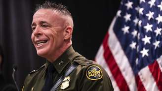 O comandante da Patrulha de Fronteiras, Gregory Bovino, autointitulado "Dark Vader da fronteira", fala durante uma coletiva de imprensa no edifício federal Bishop Henry Whipple em 22 de janeiro de 2026, em Minneapolis, Minnesota.