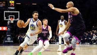 Curry foi o destaque dos Warriors na vitória sobre os Wolves