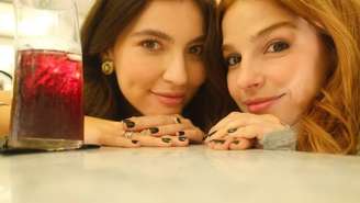 Lorena (Alanis Guillen) e Juquinha (Gabriela Medvedovsky), casal em "Três Graças" —