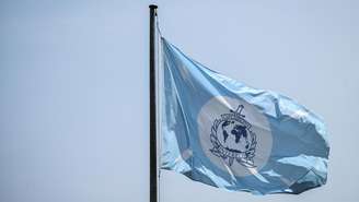 A bandeira da Interpol hasteada na sede da organização em Lyon, no centro-leste da França, em 9 de setembro de 2025 (foto de arquivo).